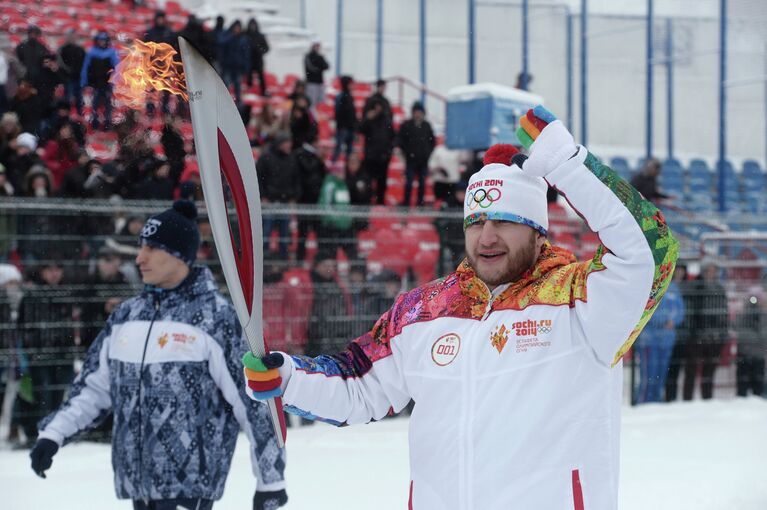 Чемпион мира, призёр Олимпийских игр по тяжелой атлетике Хаджимурат Аккаев во время эстафеты олимпийского огня в Нальчике