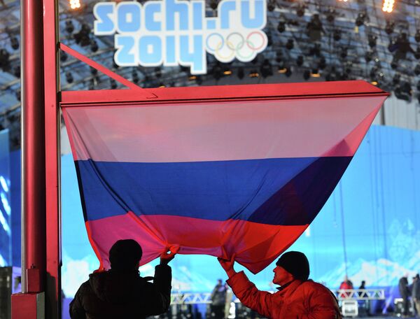 Олимпийские кольца и флаг России.