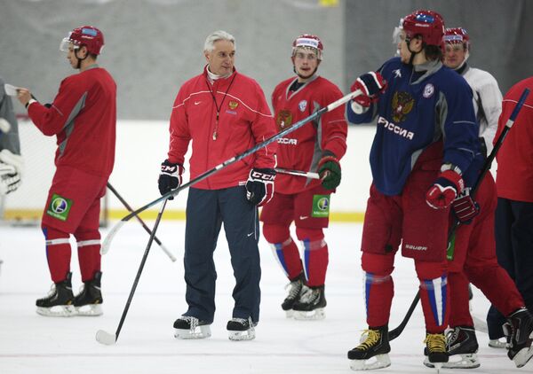Зинэтула Билялетдинов (второй слева) проводит тренировку сборной России по хоккею