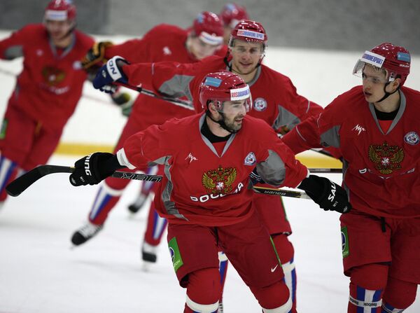 Хоккеисты сборной России Вадим Шипачев и Александр Попов (справа налево на первом плане) и Илья Каблуков (на втором плане)
