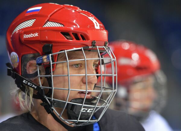 Ия Гаврилова (Россия) на тренировке женской сборной России по хоккею