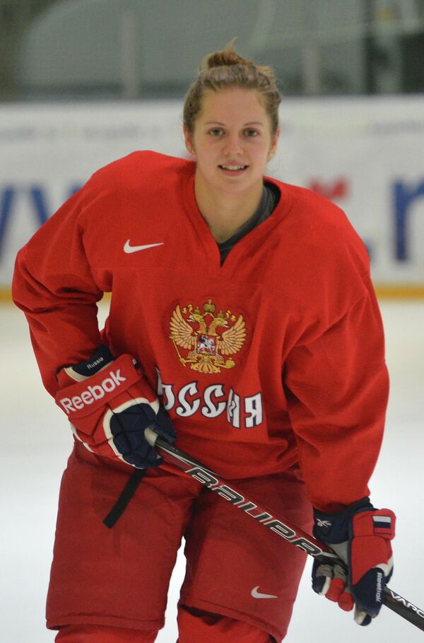 Елена Дергачева во время открытой тренировки женской национальной сборной по хоккею