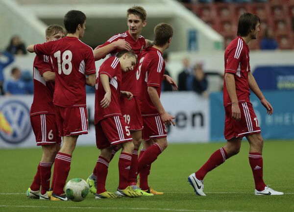 Футболисты сборной Белоруссии радуются забитому мячу на Кубке Содружества