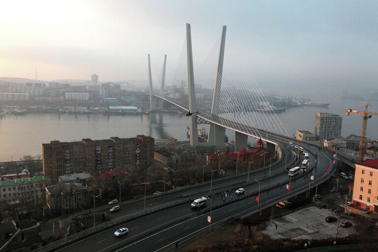 Эстафета олимпийского огня по Золотому мосту через бухту Золотой Рог во Владивостоке