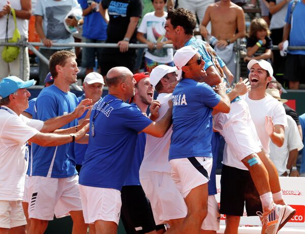 Теннисисты сборной Италии празднуют победу над аргентинцами в Кубке Дэвиса