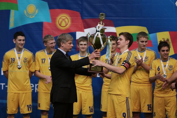 Николай Толстых (третий слева) вручает кубок победителям международного турнира Кубок Содружества 2014 сборной команде Украины