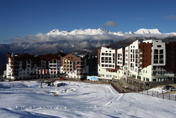 Вид на главную горную олимпийскую деревню на территории горнолыжного курорта Роза Хутор в Сочи