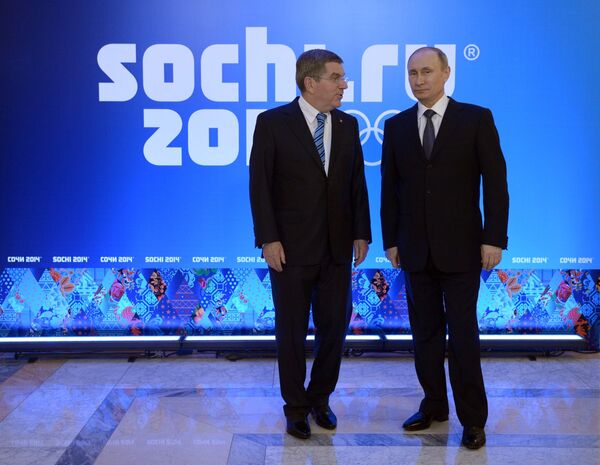Владимир Путин (справа) и Томас Бах