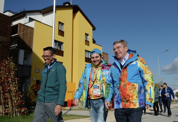 Томас Бах (справа) во время посещения олимпийской деревни в Сочи