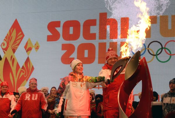 Ирина Караваева и Александр Ткачев во время церемонии зажжения чаши олимпийского огня в Краснодаре