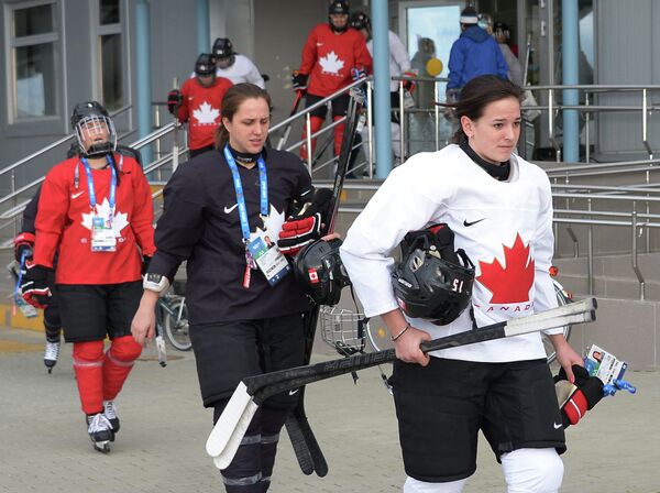 Канадские хоккеистки в Олимпийском парке в Сочи.