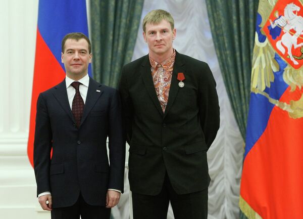 Президент РФ Дмитрий Медведев (слева) наградил медалью Ордена За заслуги перед Отечеством II-й степени Александра Зубкова (справа)