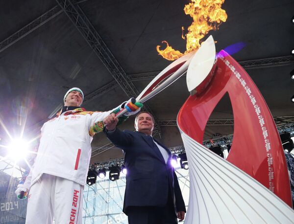 Президент Оргкомитета Сочи 2014 Дмитрий Чернышенко (слева) во время церемонии зажжения чаши олимпийского Огня в Сочи