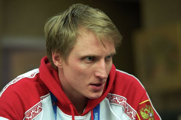 Российский конькобежец Иван Скобрев во время фотосессии на открытии Семейного Дома Procter&Gamble в Сочи