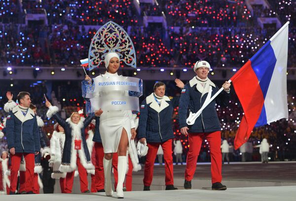 Спортсмены сборной России во время парада атлетов на церемонии открытия Олимпийских игр 2014 года