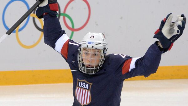 Хоккеистка сборной США Хилари Найт радуется голу в ворота женской сборной Финляндии