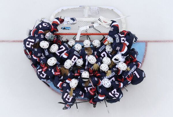 Хоккеистки сборной США перед началом матча группового этапа против женской сборной Финляндии