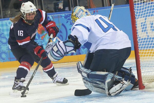 Игровой момент матча женских хоккейных команд США - Финляндия