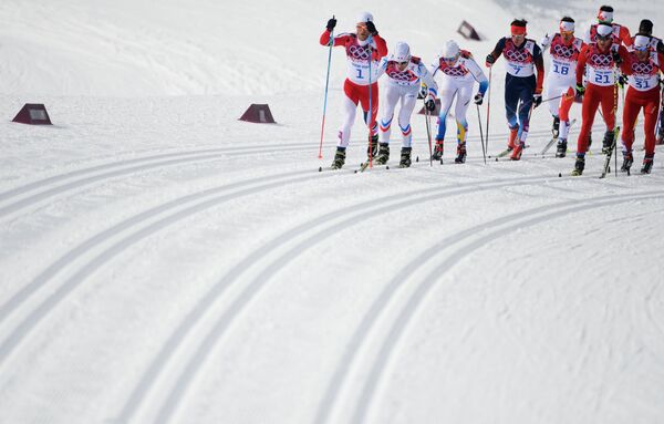 Спортсмены на дистанции скиатлона в соревнованиях по лыжным гонкам среди мужчин на XXII зимних Олимпийских играх в Сочи