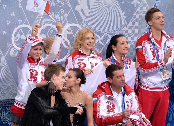 Российские фигуристы Елена Ильиных и Никита Кацалапов (слева направо) после выступления в произвольной программе танцев на льду