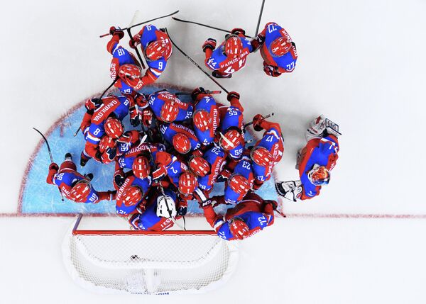 Хоккеистки сборной России радуются победе над сборной Германии