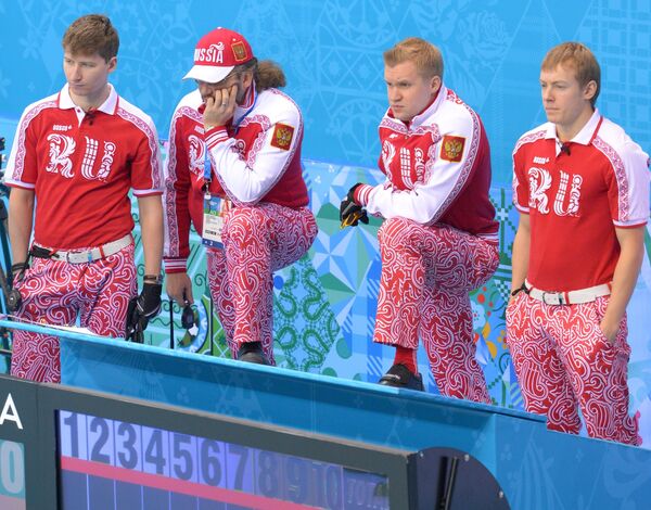 Слева направо: Андрей Дроздов (Россия), старший тренер Василий Гудин (Россия), Алексей Стукальский (Россия) и Евгений Архипов (Россия)