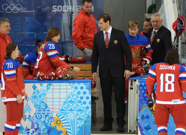 Генеральный менеджер женской сборной России по хоккею Алексей Яшин (в центре)