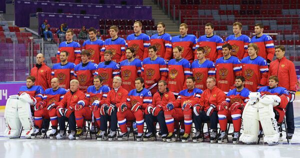 Тренеры и игроки во время тренировки сборной России по хоккею