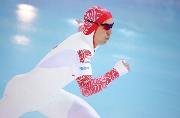Дмитрий Лобков (Россия) на дистанции в первом в забеге на 500 метров в соревнованиях по конькобежному спорту среди мужчин на XXII зимних Олимпийских играх в Сочи.