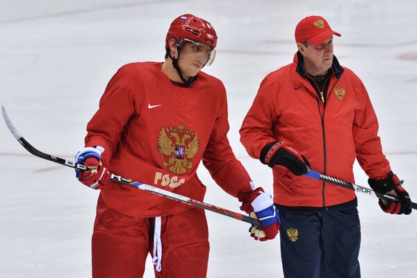 Александр Овечкин и тренер Валерий Белоусов