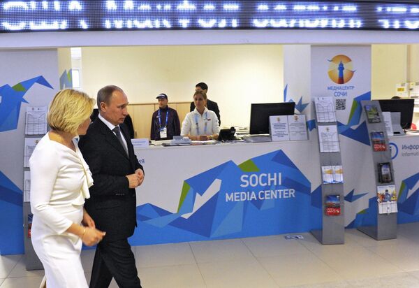 Владимир Путин перед началом встречи с представителями Общественного совета по подготовке и проведению ОИ-2014
