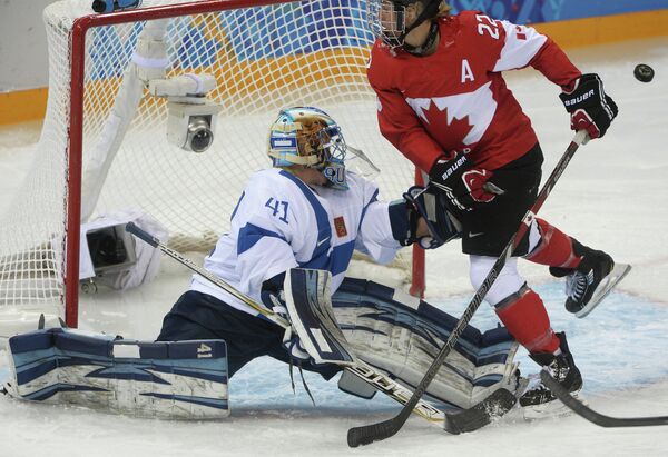Игровой момент матча Финляндия - Канада