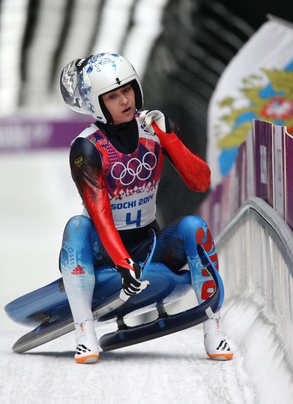 Татьяна Иванова (Россия) на финише в первом заезде на индивидуальных соревнованиях по санному спорту среди женщин на XXII зимних Олимпийских играх в Сочи.
