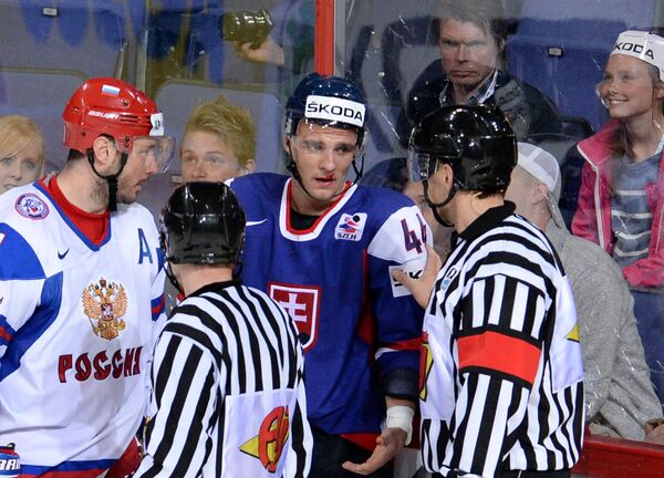 Игровой момент матча Словакия - Россия