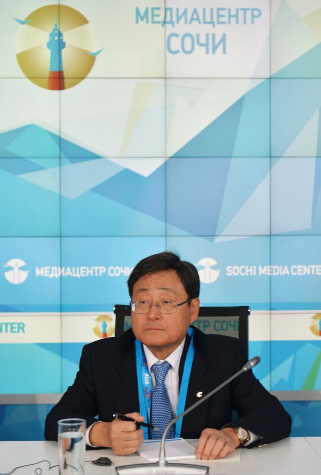 Вице-президент Оргкомитета и генеральный секретарь Мун Тонхун на пресс-конференции Презентация ХХIII зимних Олимпийских игр 2018 в Пхенчхане