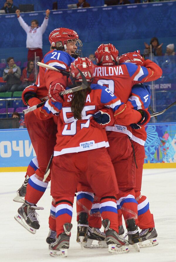 Хоккеистки сборной России радуются забитому голу