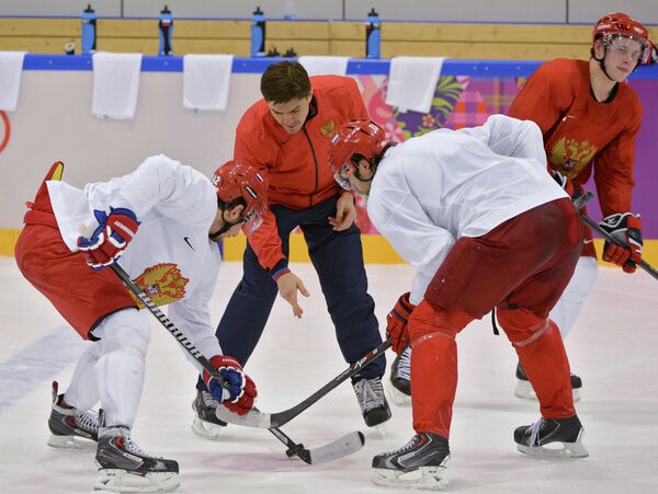 Слева направо на первом плане: Артем Анисимов и Александр Свитов во время тренировки сборной России по хоккею