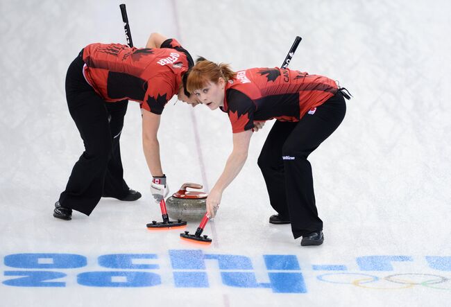 Керлингистки сборной Канады Джилл Оффисер и Доун Макюэн (слева направо)