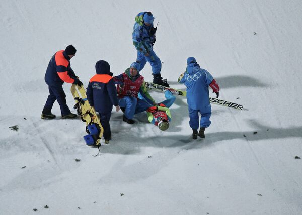 Сотрудники спасательной службы МЧС России и сотрудники медицинской бегут к упавшему польскому спортсмену Камилу Стоху после его падения