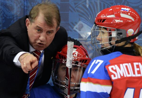 Слева: главный тренер женской сборной России по хоккею Михаил Чеканов