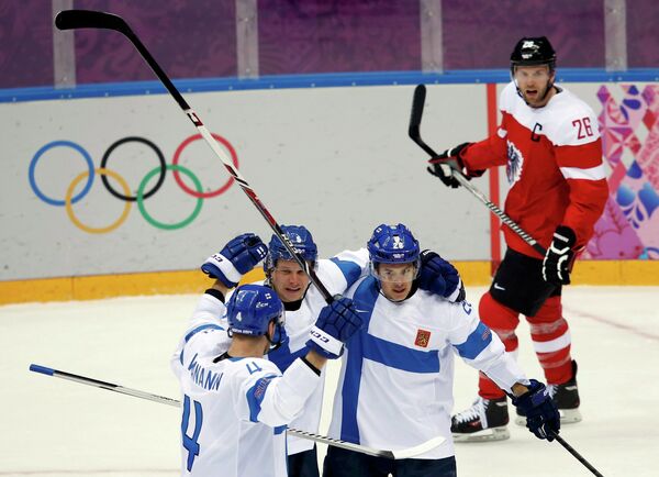 Финские хоккеисты и капитан австрийской сборной Томас Ванек (крайний справа)