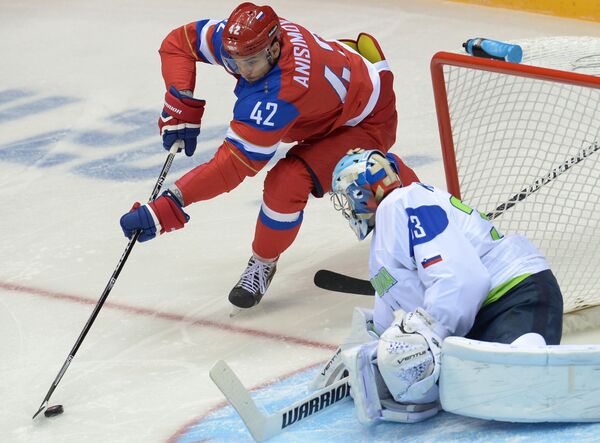 Нападающий российской сборной Артем Анисимов атакует ворота голкипера сборной Словении Роберта Кристана