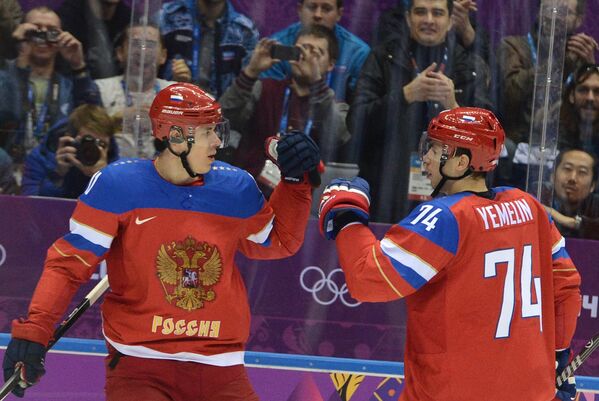 Хоккеисты сборной России Евгений Малкин и Алексей Емелин радуются забитому голу