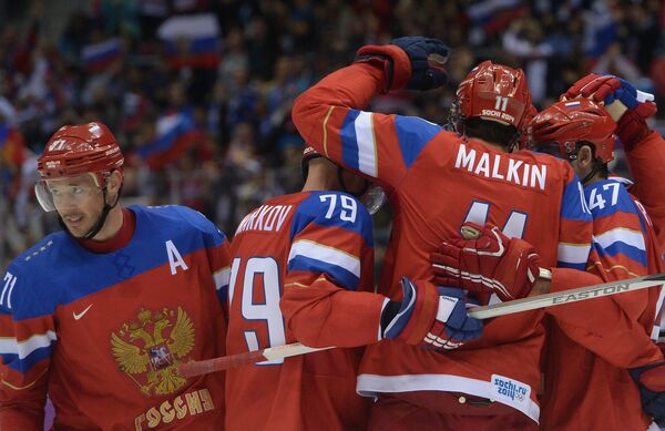 Игроки сборной России радуются забитому голу в матче группового этапа между сборными командами России и Словении