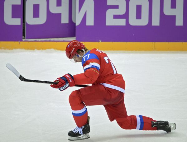Нападающий сборной России по хоккею Антон Белов радуется заброшенной шайбе