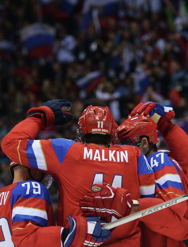 Хоккеисты сборной России Андрей Марков, Евгений Малкин и Александр Радулов (слева направо) радуются забитому голу