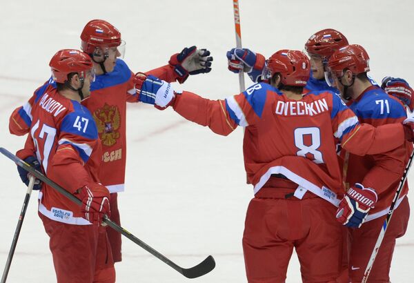 Хоккеисты сборной России радуются заброшенной шайбе в ворота сборной Словении