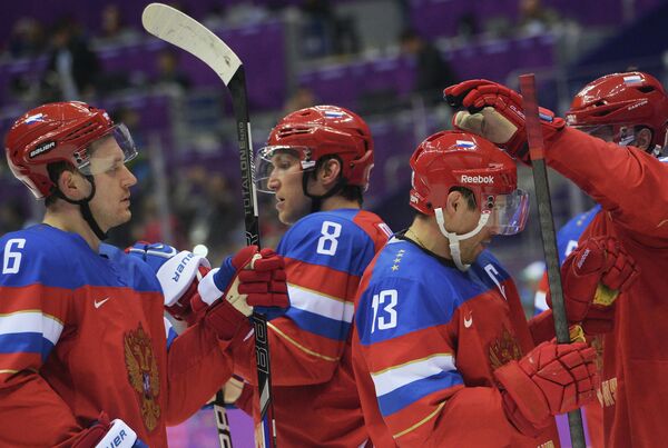 Хоккеисты сборной России Никита Никитин, Александр Овечкин и Павел Дацюк радуются победе над командой Словении