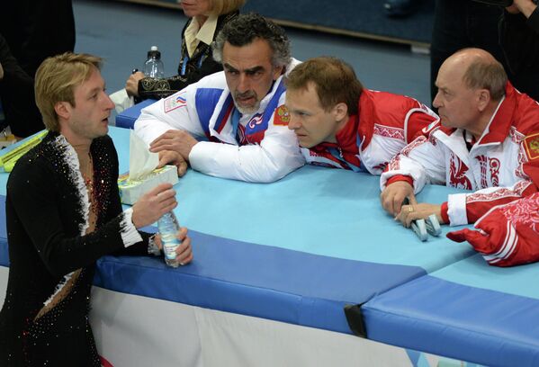 Слева: Евгений Плющенко (Россия) перед выступлением в короткой программе мужского одиночного катания