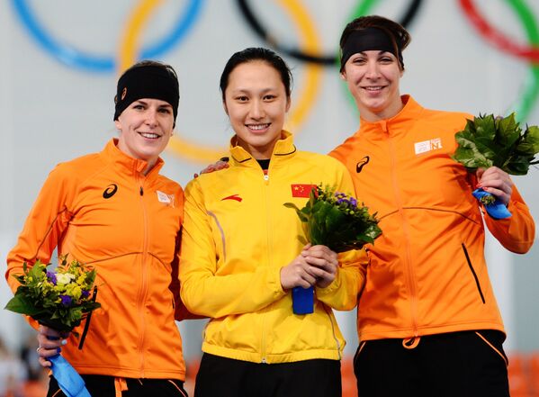 Ирен Вюст (Нидерланды) - серебряная медаль, Чжан Хун (Китай) - золотая медаль, Маргот Бур (Нидерланды)